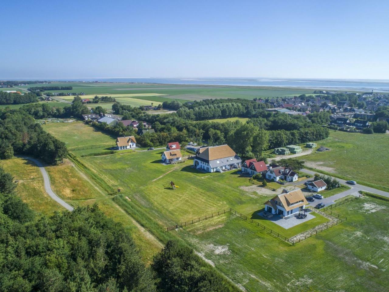 Spacious Farmhouse In De Cocksdorp With Private Terrace Екстериор снимка